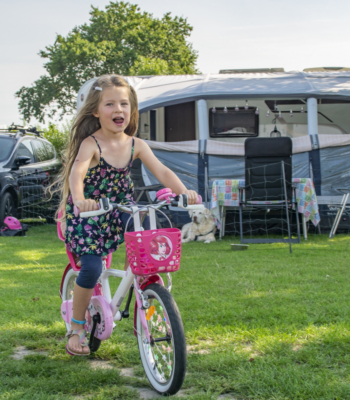 kinderen kunnen op Camping de Meulinge heerlijk fietsen