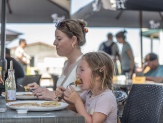 Kinderen smullen op Camping de Meulinge/ Speelboerderij Pierewiet van de meest heerlijke versbereide pannenkoeken
