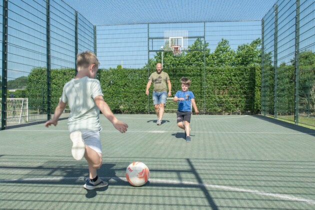 Camping de Meulinge beschikt over een heuse panna voetbalkooi