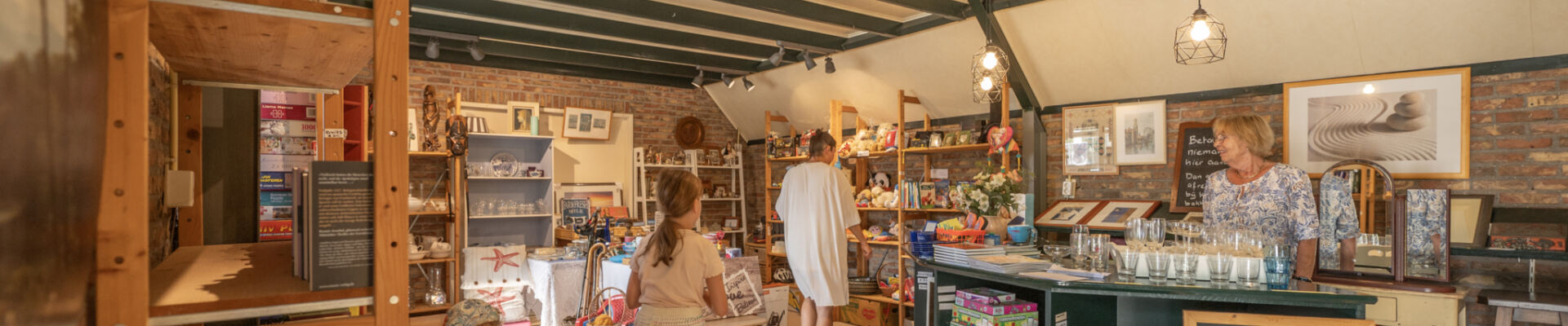 Op Camping de Meulinge worden tweedehands spulletjes verkocht voor het goede doel