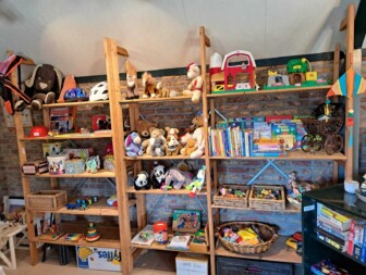 Kinderspeelgoedjes in de goede doelen winkel op Camping de Meulinge