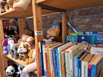 Boeken en knuffeltjes in de goede doelen winkel op Camping de Meulinge